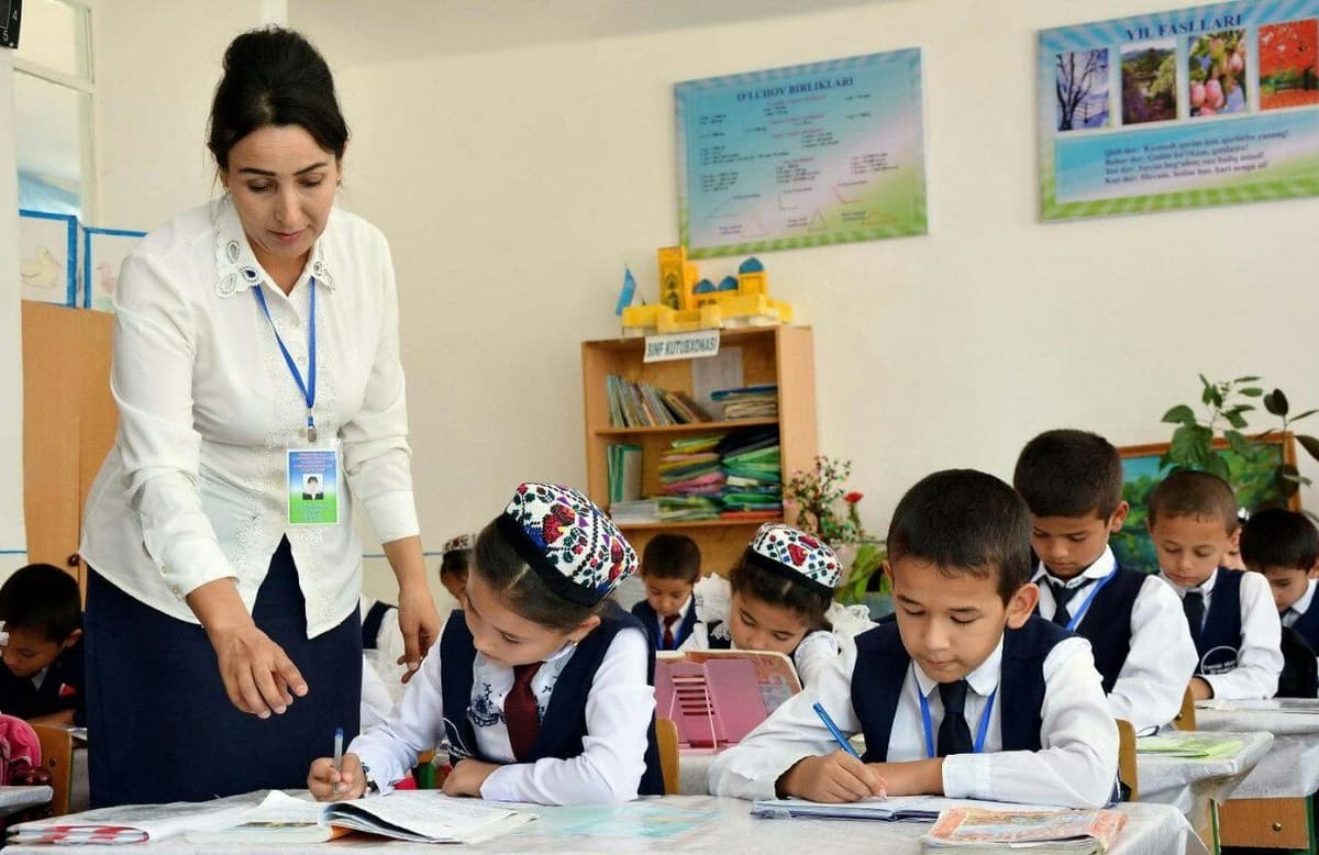 Maktablarda ta’lim berayotgan o‘qituvchilarning necha foizi oliy ma’lumotga ega ekani aytildi