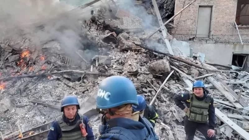 Lugansk oblastida maktabga aviazarba berildi. Xarobalar ostida 60 kishi halok bo‘lgani aytilmoqda