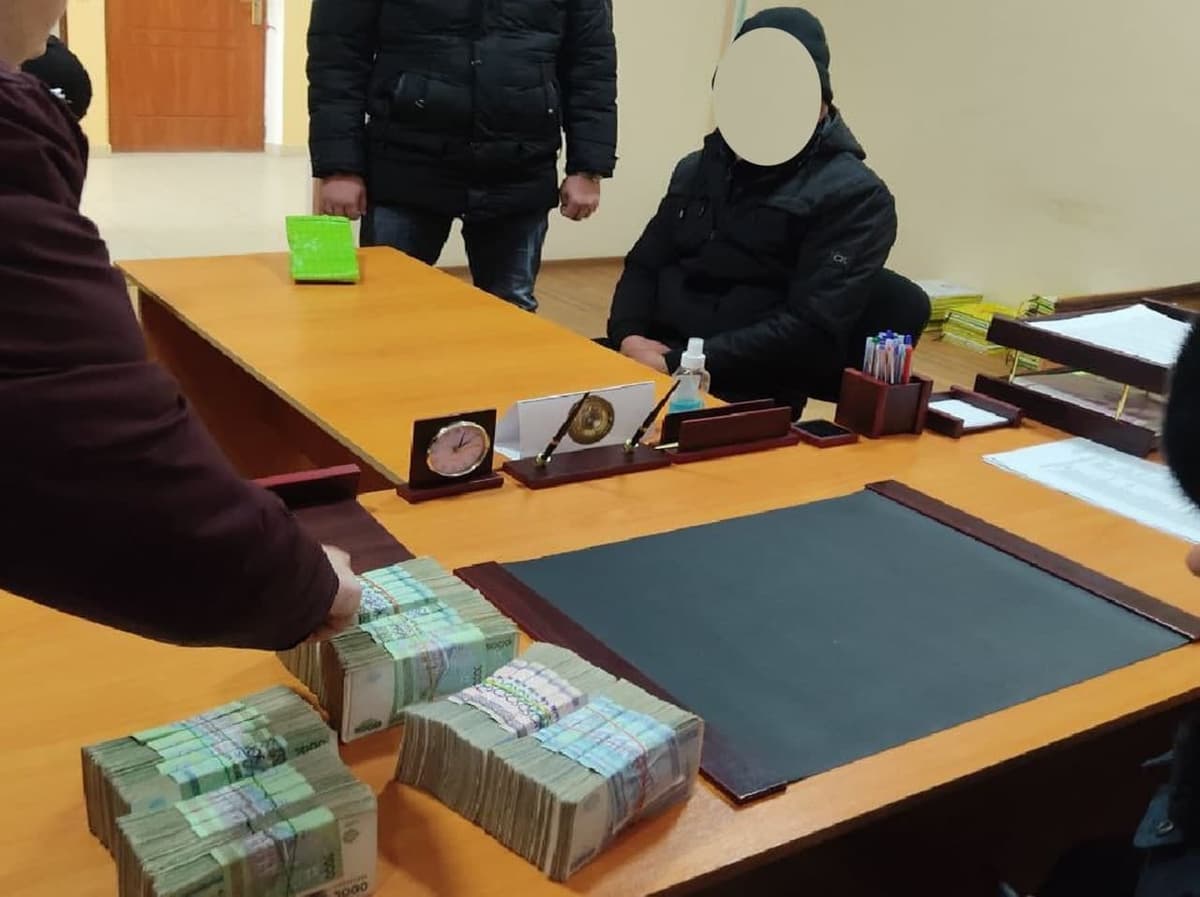 Qoraqalpog‘istonda IIV xodimiga pora taklif qilgan shaxs qo‘lga olindi
