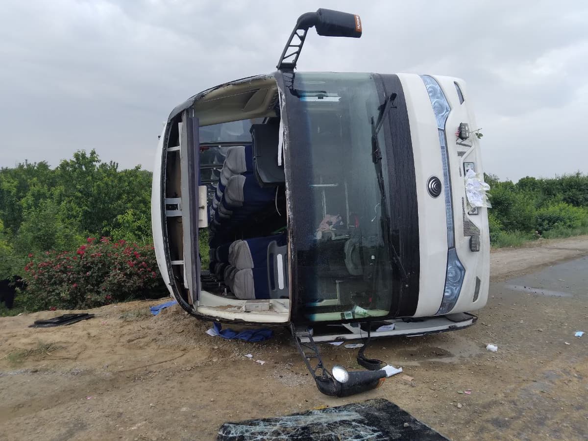 Navoiyda avtobus ag‘darilib ketishi oqibatida 5 kishi shifoxonaga joylashtirildi