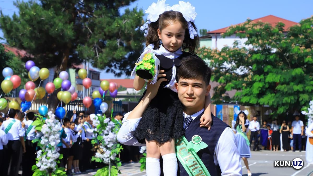 Foto: Maktablarda so‘nggi qo‘ng‘iroq chalindi