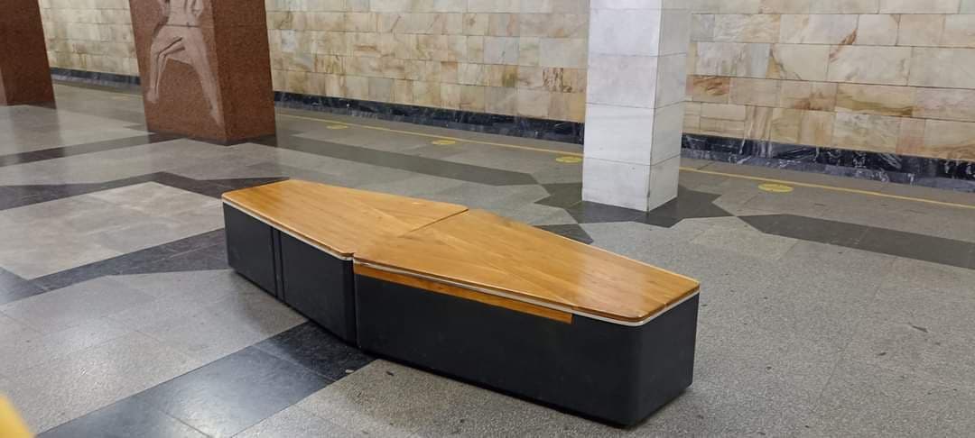 В метрополитене прокомментировали дизайн скамеек, которые похожи на гробы