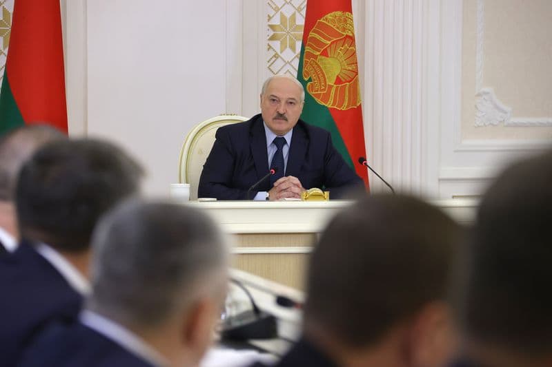 Lukashenko Belarusda narxlarni oshirishni taqiqladi
