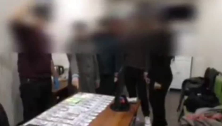 Samarqandda 23 yoşli qiz erkakni şantaj qilib, undan 20 ming dollar undirmoqçi böldi