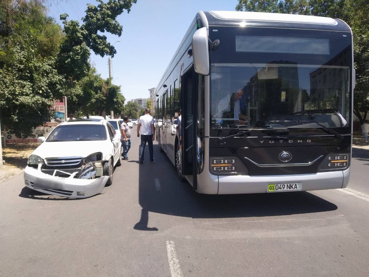 В Ташкенте третий за неделю электробус попал в аварию 
