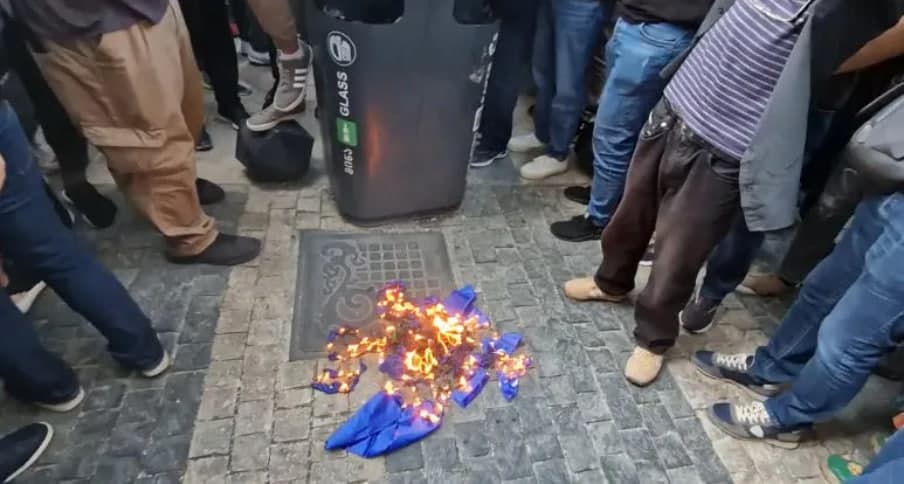 Tbilisidagi mitingda kremlparast radikallar Yevropa Ittifoqi bayrog‘ini yoqib yubordi