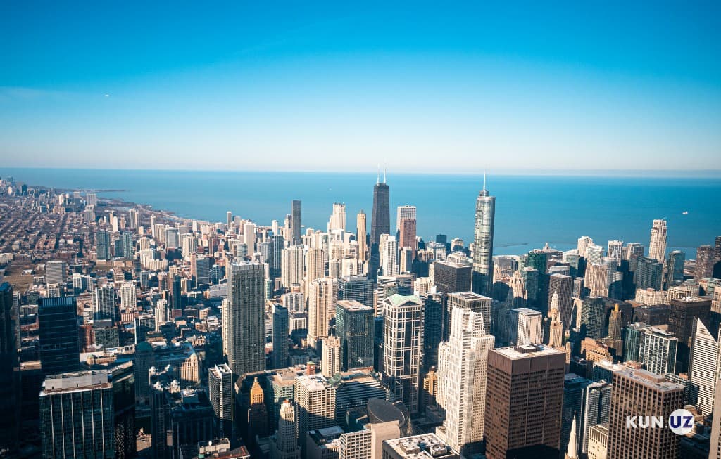 Skyscrapers, green river and business center – photo report from Chicago
