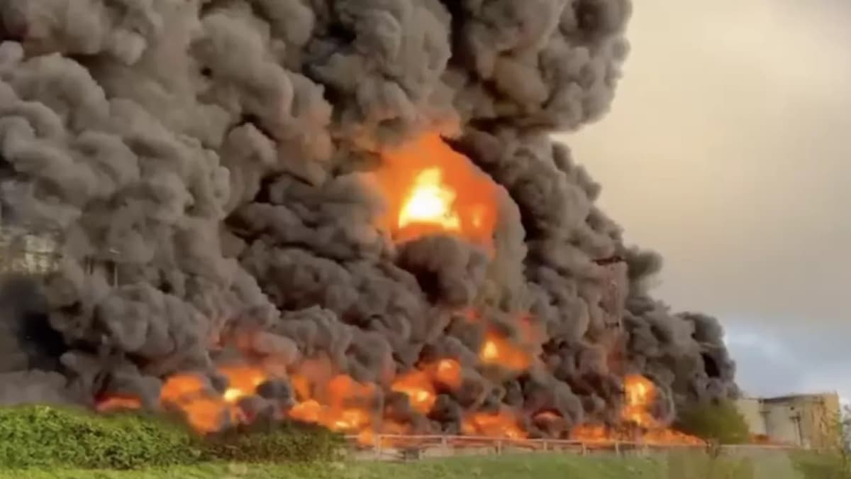 В Севастополе из-за атаки беспилотника загорелась нефтебаза
