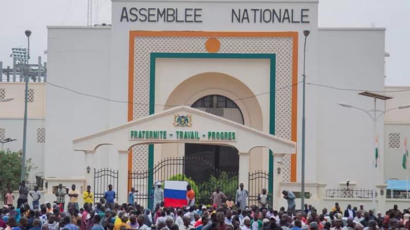Nigerdagi davlat to‘ntarishi: isyonchilar tarafdorlari Rossiya bayroqlari bilan mitingga chiqdi