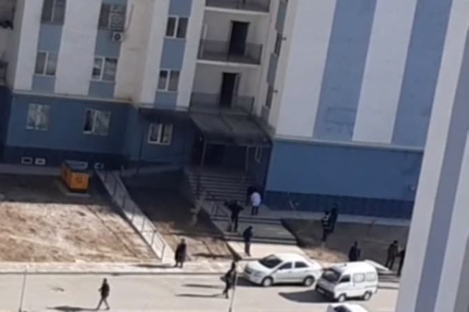 Qarşida yoş yigit yuqori qavatdan qulab halok böldi