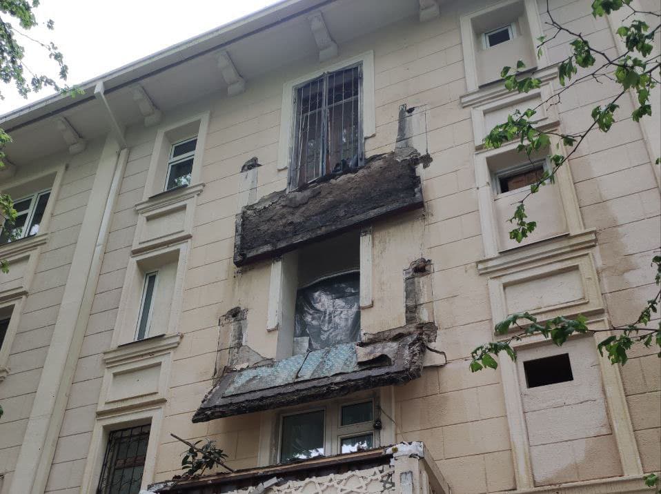 В Ташкенте из-за дождя рухнули несколько балконов многоэтажки