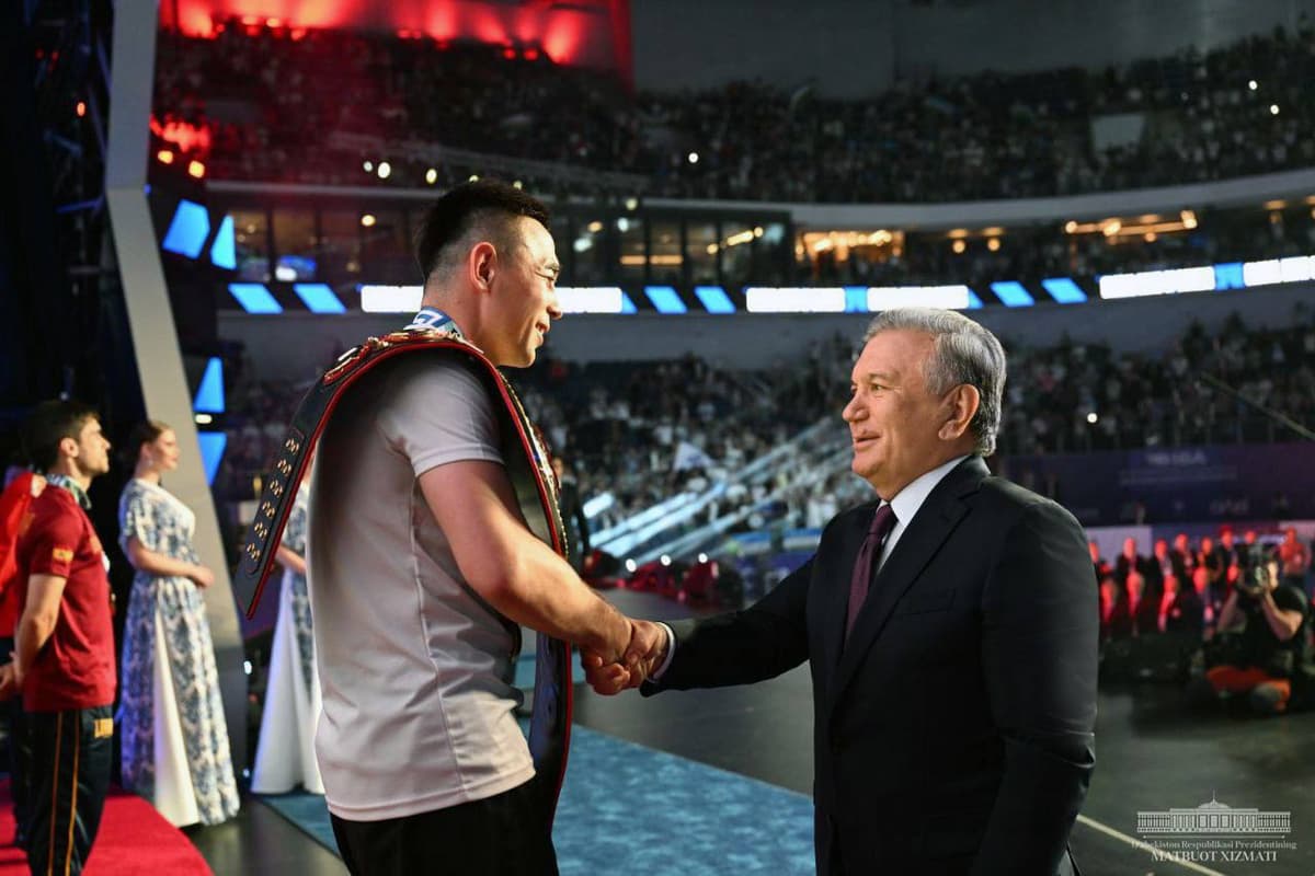 President Mirziyoyev visits IBA World Boxing Championships final, congratulates Dusmatov and Jalolov on victory