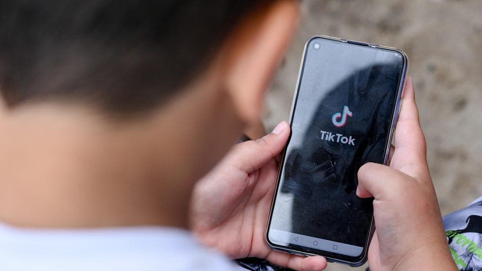 TikTok вояга етмаганлар учун вақт чегарасини ўрнатади 