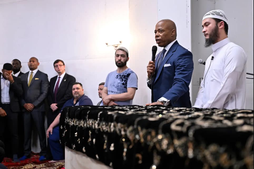 «Otalar o‘z farzandini dafn qilmasligi kerak» – Nyu-York meri o‘zbekistonlik yigitning janozasida qatnashdi