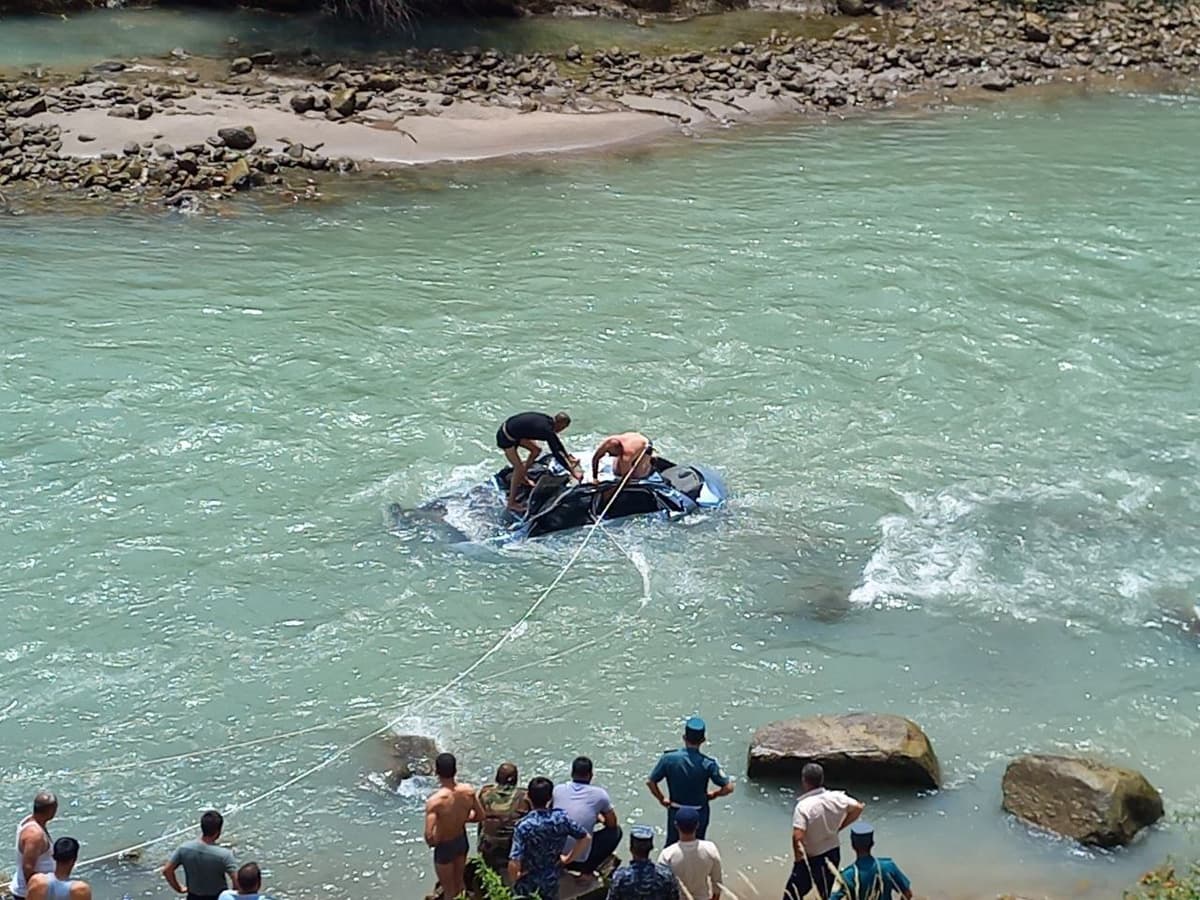 Автомобиль Lacetti упал в реку в Сурхандарье, водитель погиб