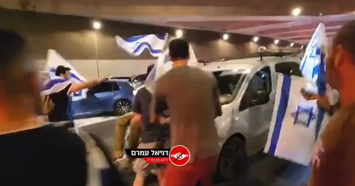 Автомобиль въехал в толпу протестующих в Израиле