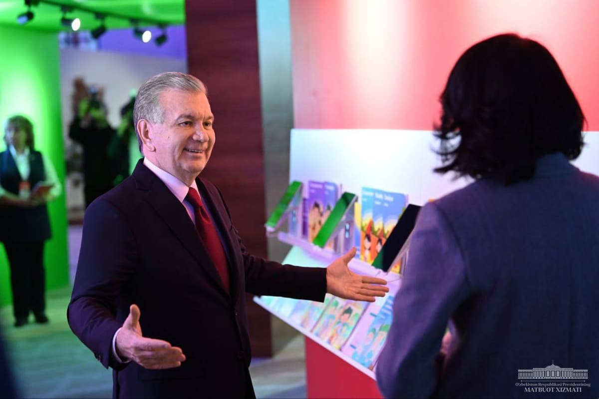 Shavkat Mirziyoyev zamonaviy darsliklar ko‘rgazmasi bilan tanishdi