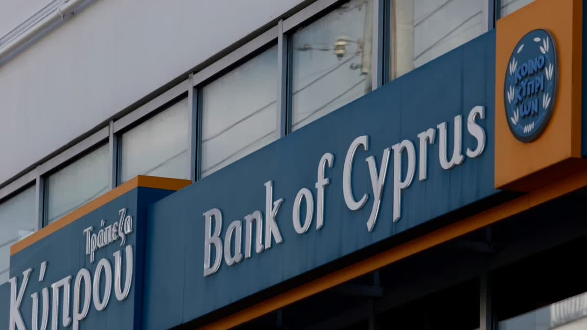 Forbes: Kiprdagi eng yirik bank Rossiyadan bo‘lgan mijozlarning hisobraqamlarini yopyapti