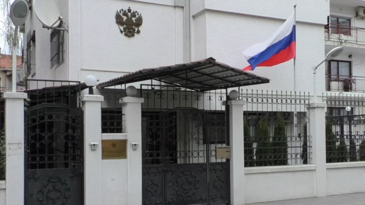 Moldova poytaxtida Mercedes Rossiya elchixonasi darvozasiga borib urildi