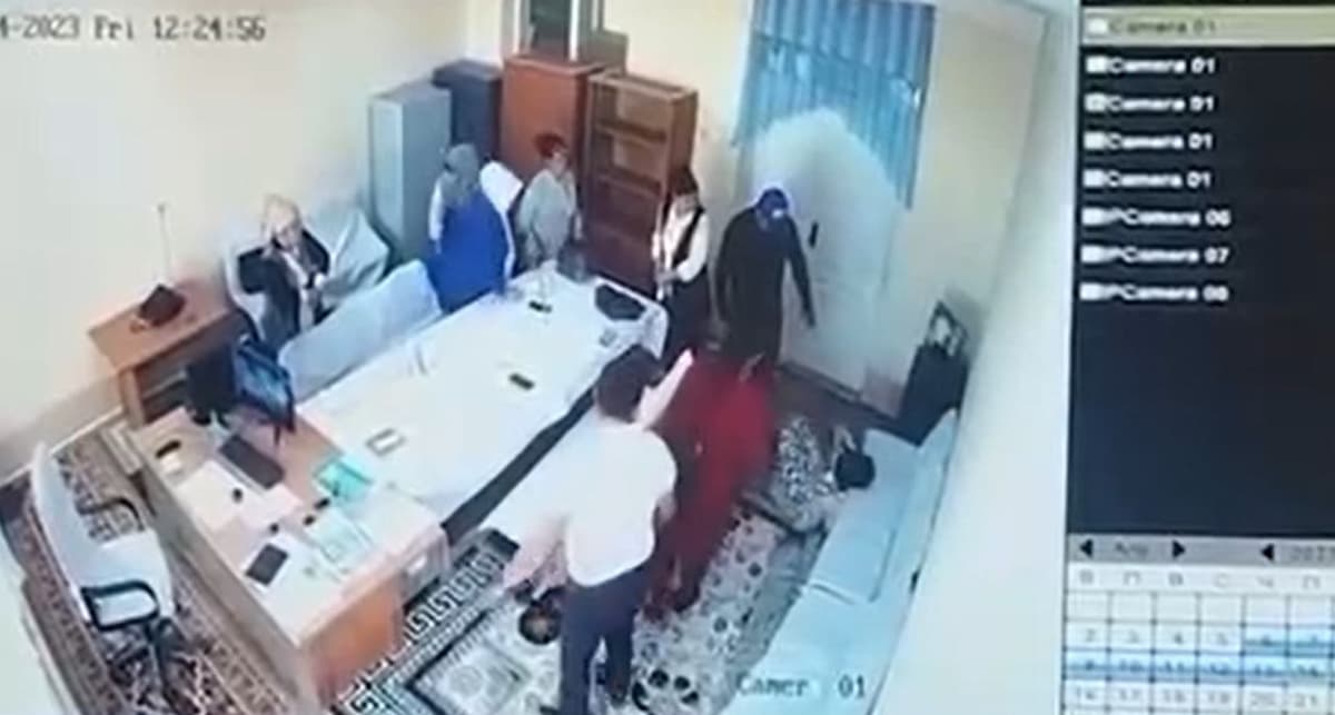 Outrageous man beats two women at school in Surkhandarya – video
