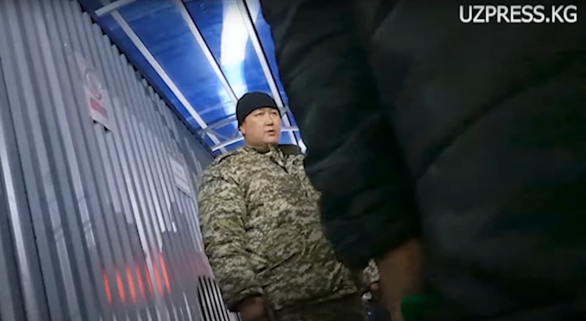 Журналист показал, как кыргызские пограничники вымогают у узбекистанцев деньги. Теперь ему угрожают