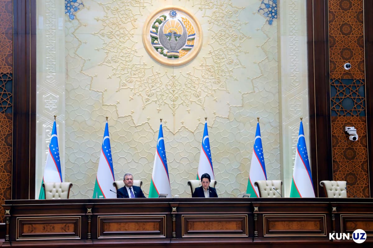 Alkogol savdosida “ulğaygan yoş”, rad etilgan “profilaktik suhbat” va mahallalar uçun 7 trln söm. Senatning 2022 yildagi sönggi yalpi majlisi qanday ötdi?