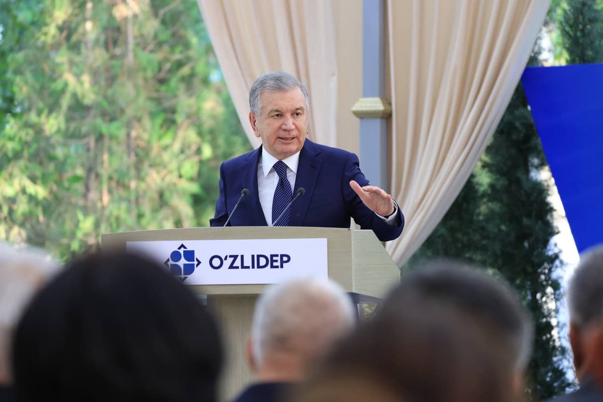 “Biz hech kimni o‘z holiga tashlab qo‘ymaymiz” – Shavkat Mirziyoyev Qo‘qon bozoridagi yong‘in haqida