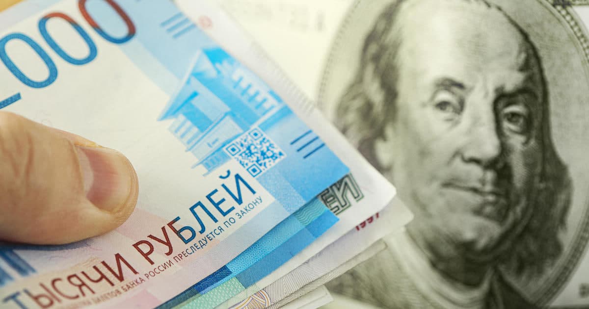 Доллар, евро и рубль начали неделю с роста