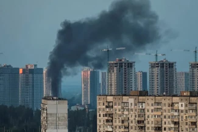 Ukraina böylab zarbalar va Qrimda izdan çiqib ketgan poyezd. Uruş suratlari
