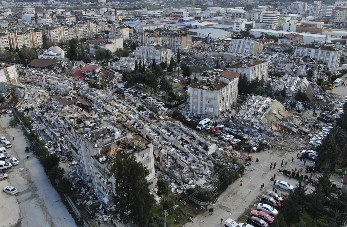 Turkiya hukumati zilzila paytida binolarning qulashi sabablarini aytdi 