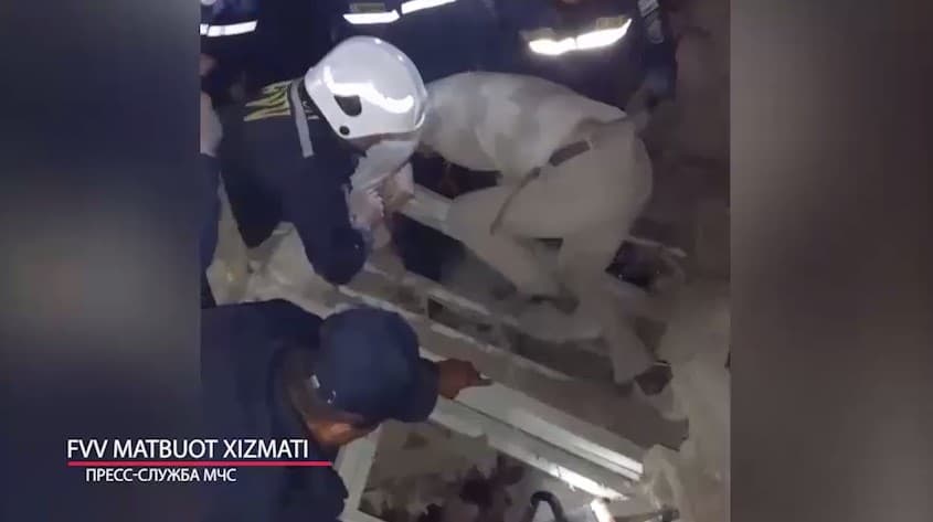 В Фергане обрушилась крыша дома, под завалом оказались двое рабочих — видео