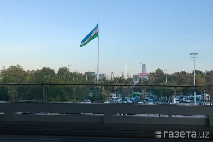 Перед аэропортом Ташкента установлен флаг Узбекистана высотой 62 метра
