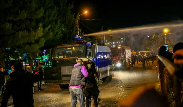 Tbilisidagi namoyiş közdan yoş oqizuvçi gaz va suv purkagiçlar bilan tarqatildi