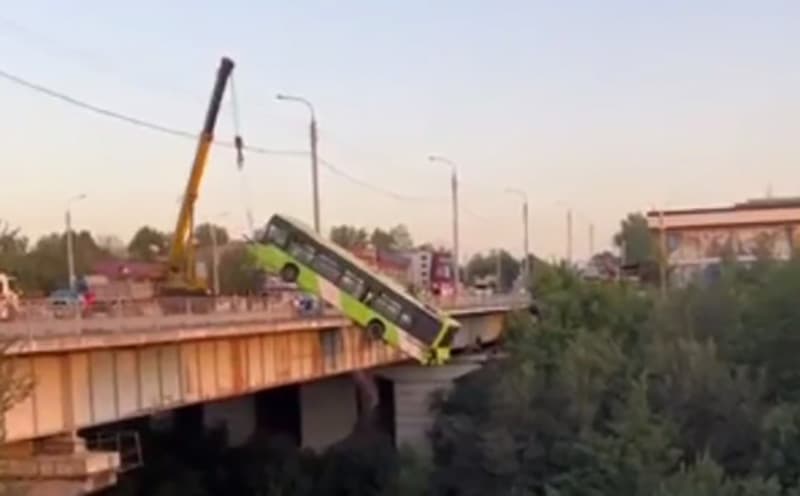 Власти прокомментировали падение пассажирского автобуса с моста