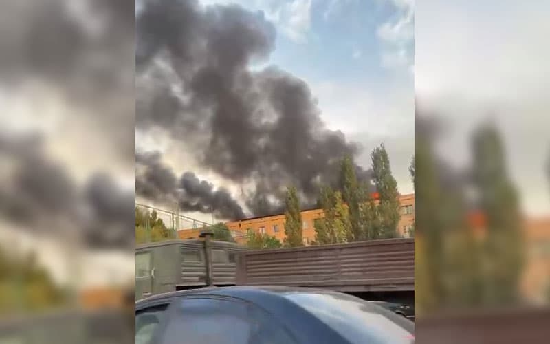 В Юнусабадском районе Ташкента загорелась крыша многоэтажного дома