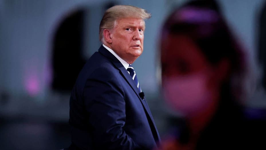 CNN: Трамп махфий ҳужжатларни сақлаб келганини тан олди