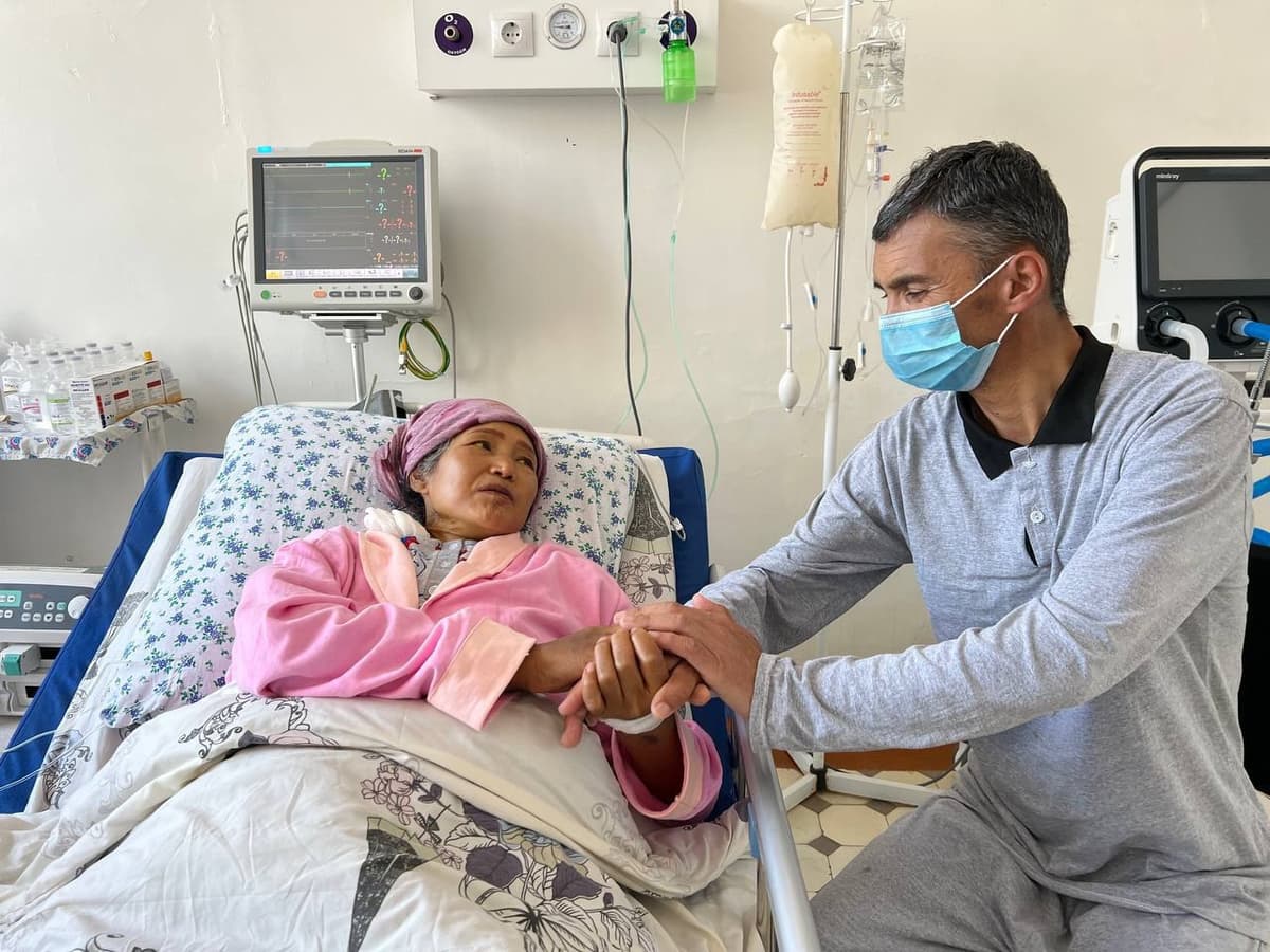 SSV: Samarqandda 8 soat davom etgan operatsiyada 48 yoshli bemorga ukasining jigari ko‘chirib o‘tkazildi