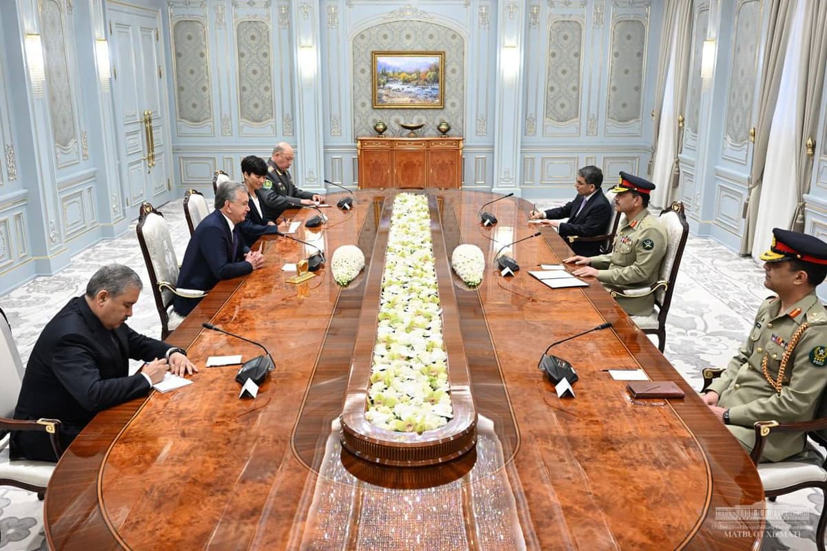 Shavkat Mirziyoyev Pokiston Qurolli kuchlari Quruqlik qo‘shinlari qo‘mondoni bilan uchrashdi
