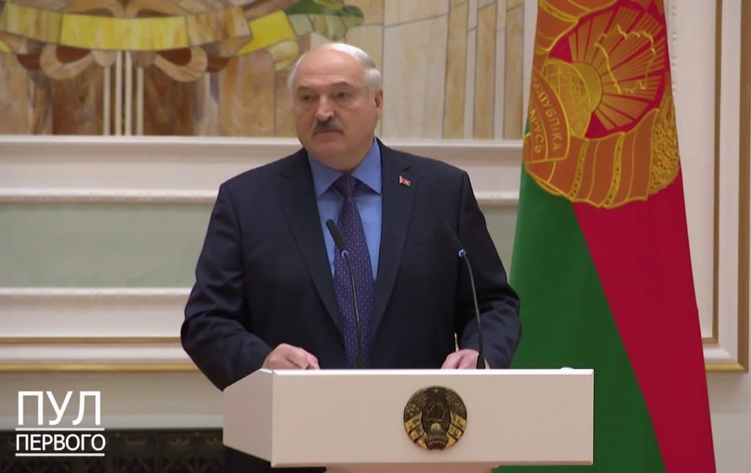 Лукашенко Пригожин билан музокара олиб боргани ва исённи тўхтатганини айтиб берди 