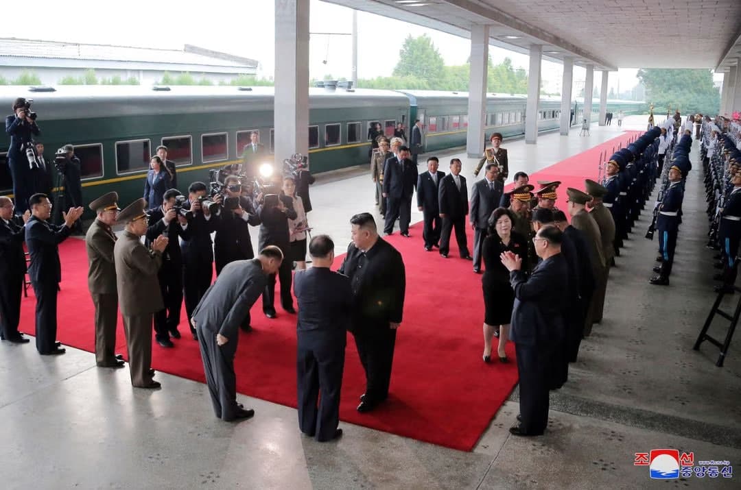 Kim Chen In harbiy amaldorlar bilan birga Rossiyaga yo‘l oldi