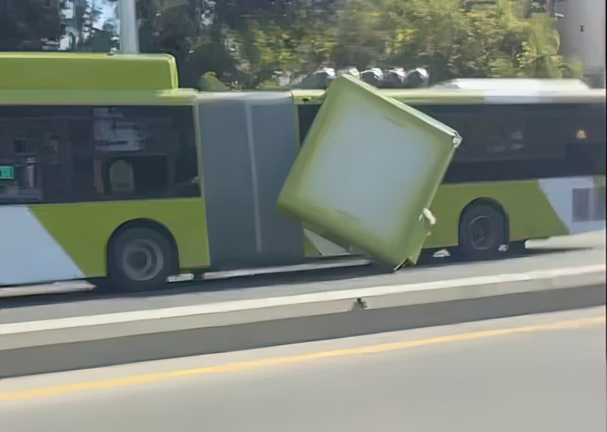 Toshkentga olib kelingan yangi avtobuslardan ikkitasining tom qismi ajralib tushdi