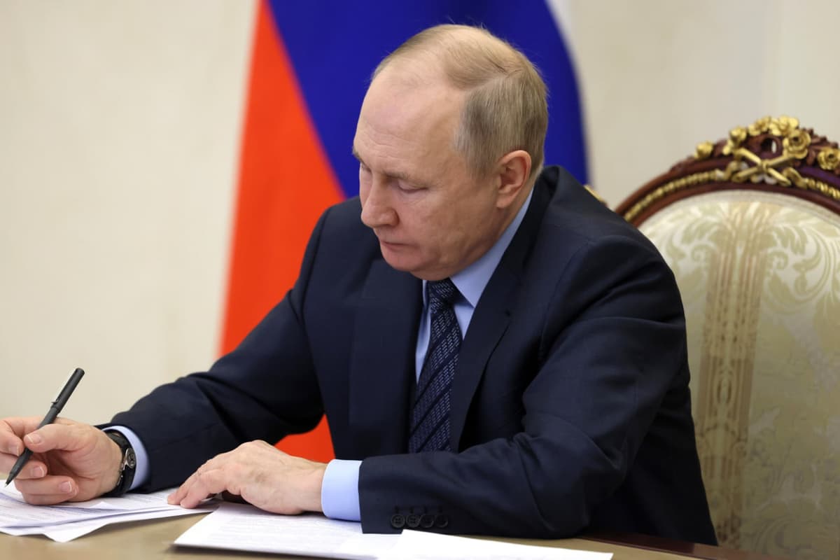 Putin elektron chaqiruv qog‘ozi to‘g‘risidagi qonunni imzoladi