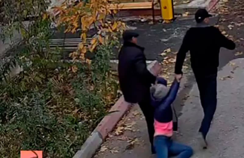 Toshkentda xotinini zo‘rlik bilan mashinaga tiqib olib ketgan erkak va uning otasiga nisbatan jinoyat ishi qo‘zg‘atildi