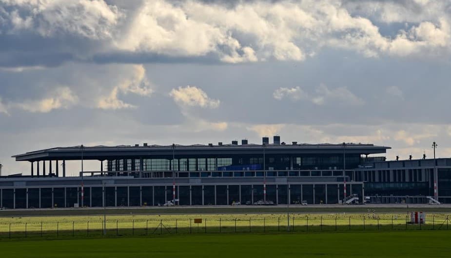 Moskvadan Berlinga maxsus aviareys uchib kelib, 3 soatdan keyin qaytib ketdi - DW 