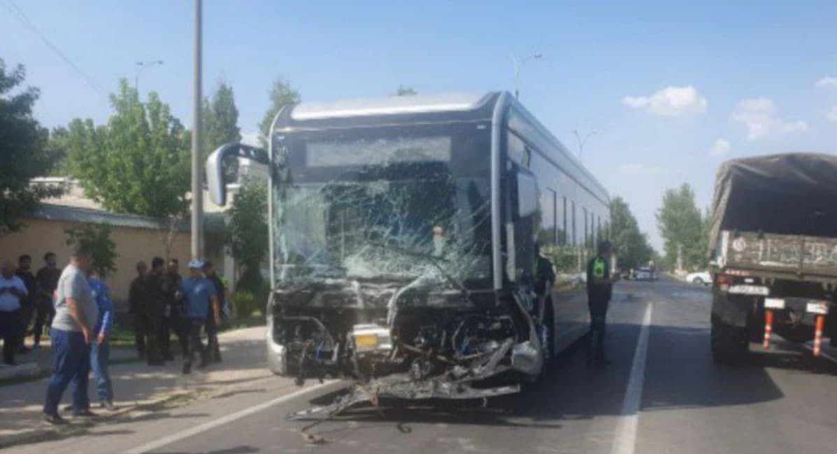 Ещё один электробус попал в ДТП в Ташкенте, погиб 20-летний водитель