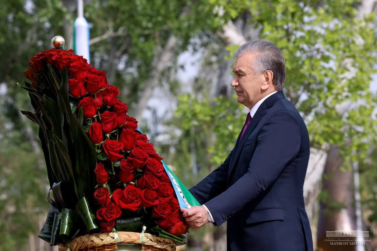 Foto: prezident “Matonat madhiyasi” yodgorligiga gulchambar qo‘ydi