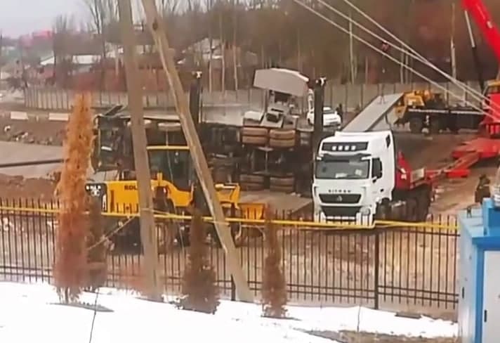 В Заркенте рухнул автокран, работавший на строительстве новой эстакады, один человек погиб 