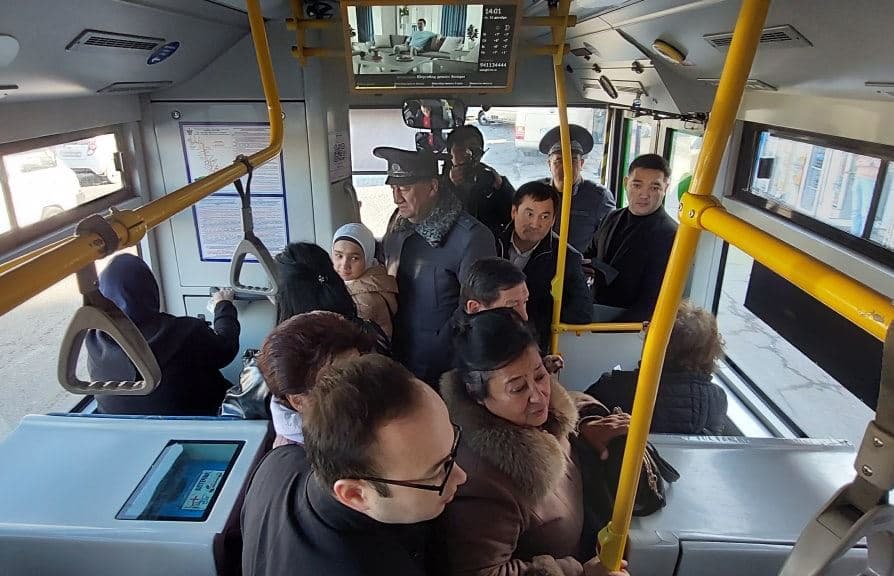 Noyob foto: Transport vaziri – avtobusda