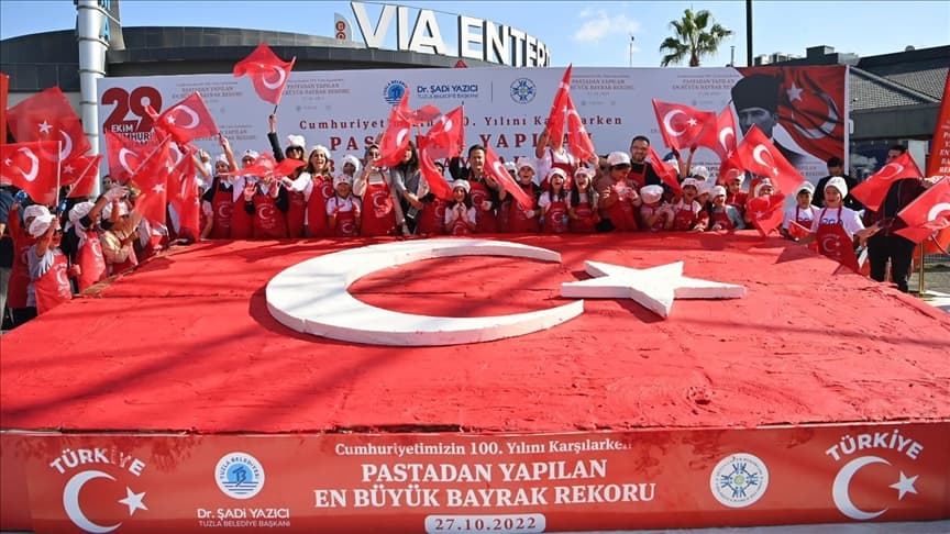 Turkiyada bayroq ko‘rinishidagi tort tayyorlash bo‘yicha jahon rekordi o‘rnatildi 