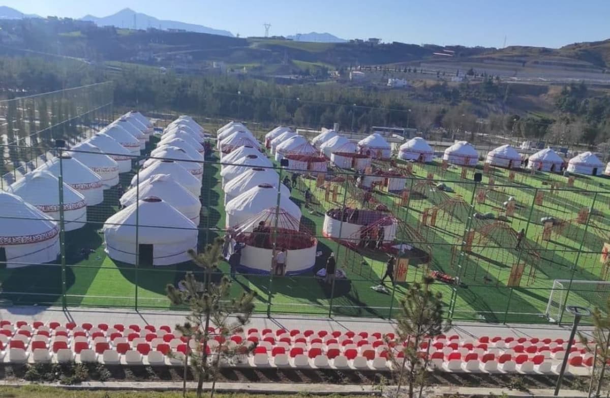 75 ta ötov, mingta konteyner va harbiy çodirlar – qardoş xalqlar Turkiyaga yordam berişda davom etmoqda
